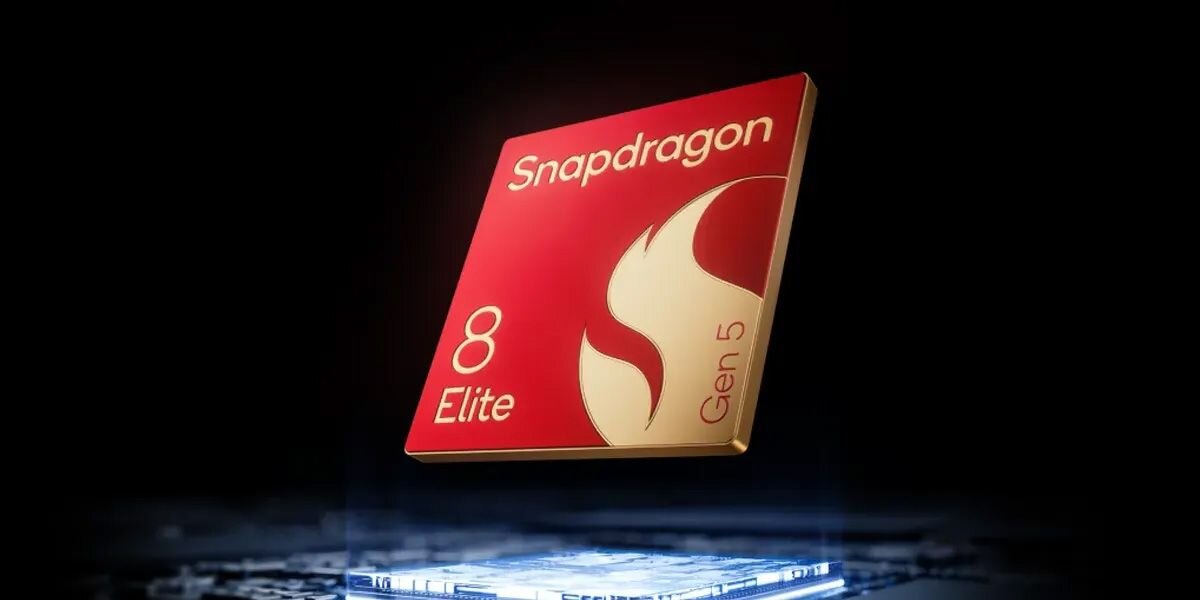Obraz przedstawia logo \'Snapdragon 8 Elite Gen 5\' na czerwonym tle. W tle widoczny jest rozmyty element przypominający układ scalony.