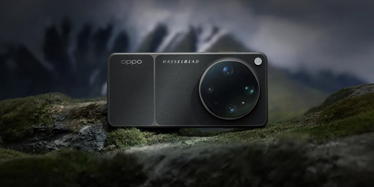 Na obrazie widoczny jest smartfon z dużym obiektywem aparatu, na którym znajdują się napisy \'oppo\' i \'Hasselblad\'. Urządzenie leży na tle naturalnego krajobrazu z górami i mchem.