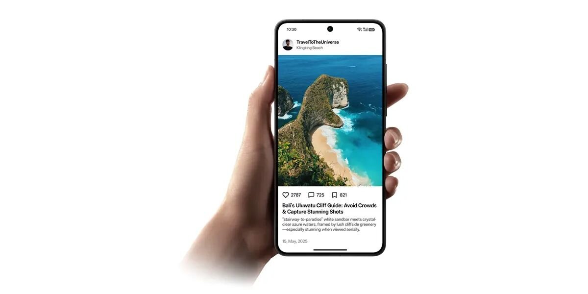 Osoba trzyma smartfon, na ekranie którego wyświetlona jest aplikacja z postem o Bali, zawierającym zdjęcie klifu nad morzem. Widoczny jest tekst: \'Bali\'s Ultimate Cliff Guide: Avoid Crowds & Capture Stunning Shots\'.