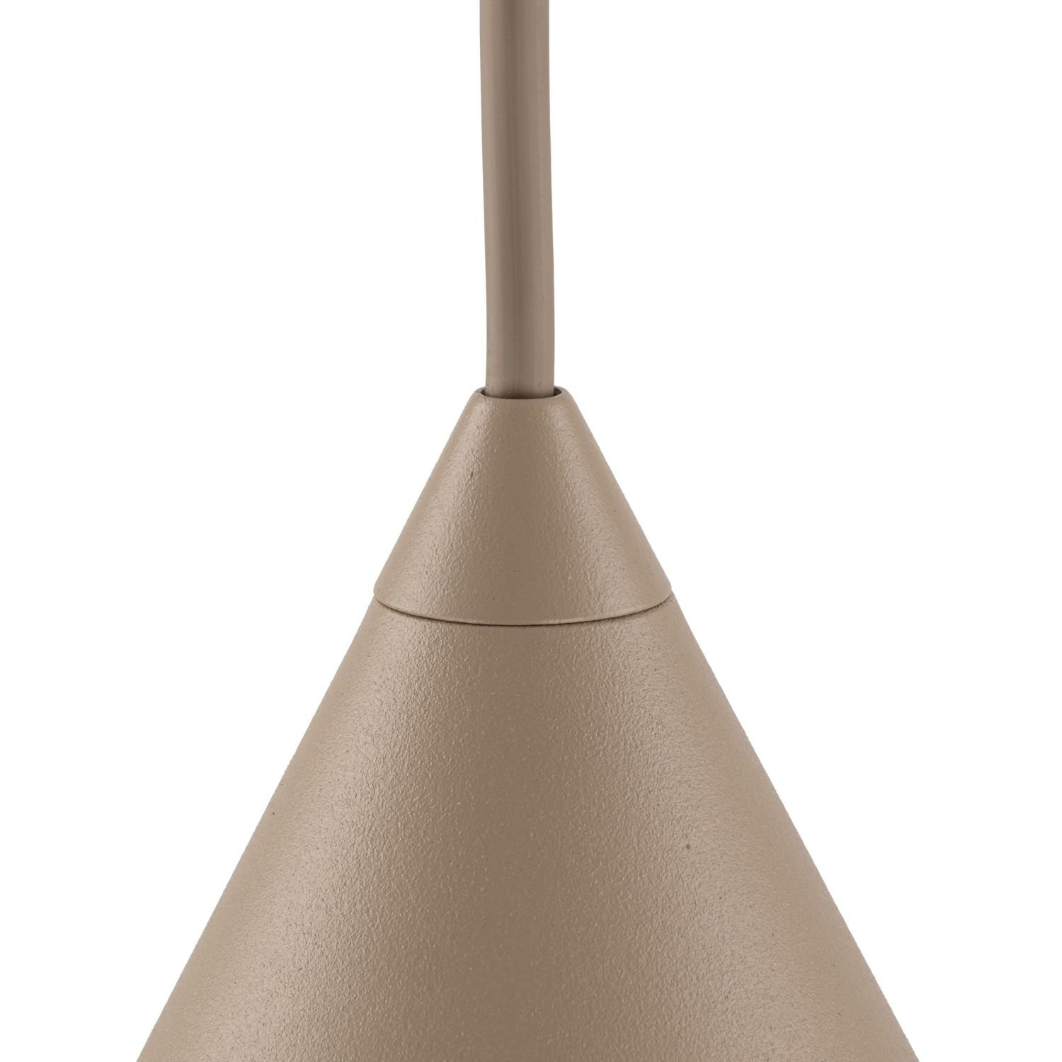 Beżowa lampa wisząca o stożkowym kształcie z widocznym przewodem u góry. Powierzchnia lampy ma delikatną fakturę.