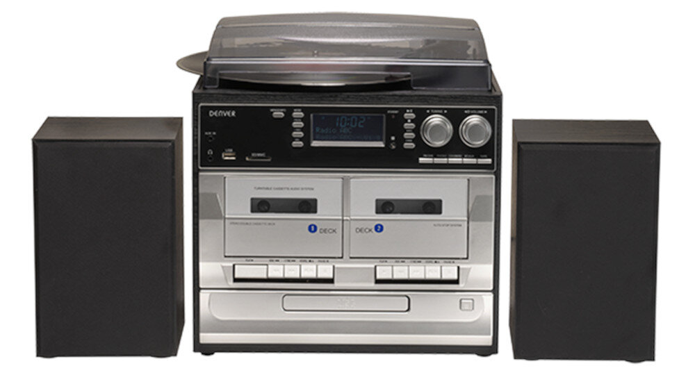 Wieża audio z dwoma głośnikami, posiada wyświetlacz cyfrowy oraz dwa magnetofony kasetowe. Na górze znajduje się gramofon z przezroczystą pokrywą, a na froncie widoczne są przyciski sterujące i logo \'DENVER\'.