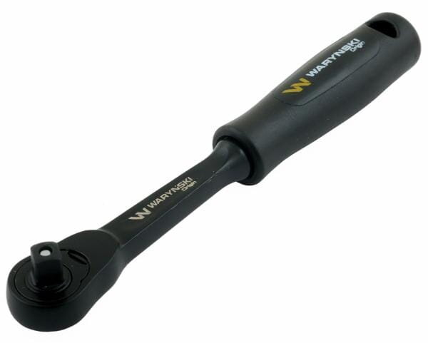 Na obrazie widoczna jest czarna grzechotka z napisem \'WARYŃSKI\'. Rękojeść jest ergonomiczna, a głowica ma mechanizm zapadkowy.