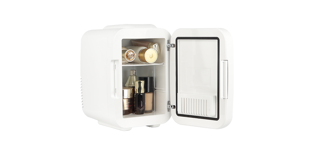 Chłodziarka kosmetyczna MPM-04-CK-01 wypełniona kosmetykami.