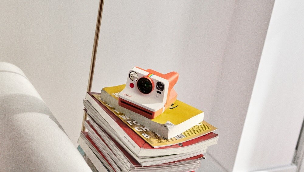 Aparat natychmiastowy POLAROID Now Gen 3 na książkach  USB-C ładowanie akumulator zdjęcia wydajność   