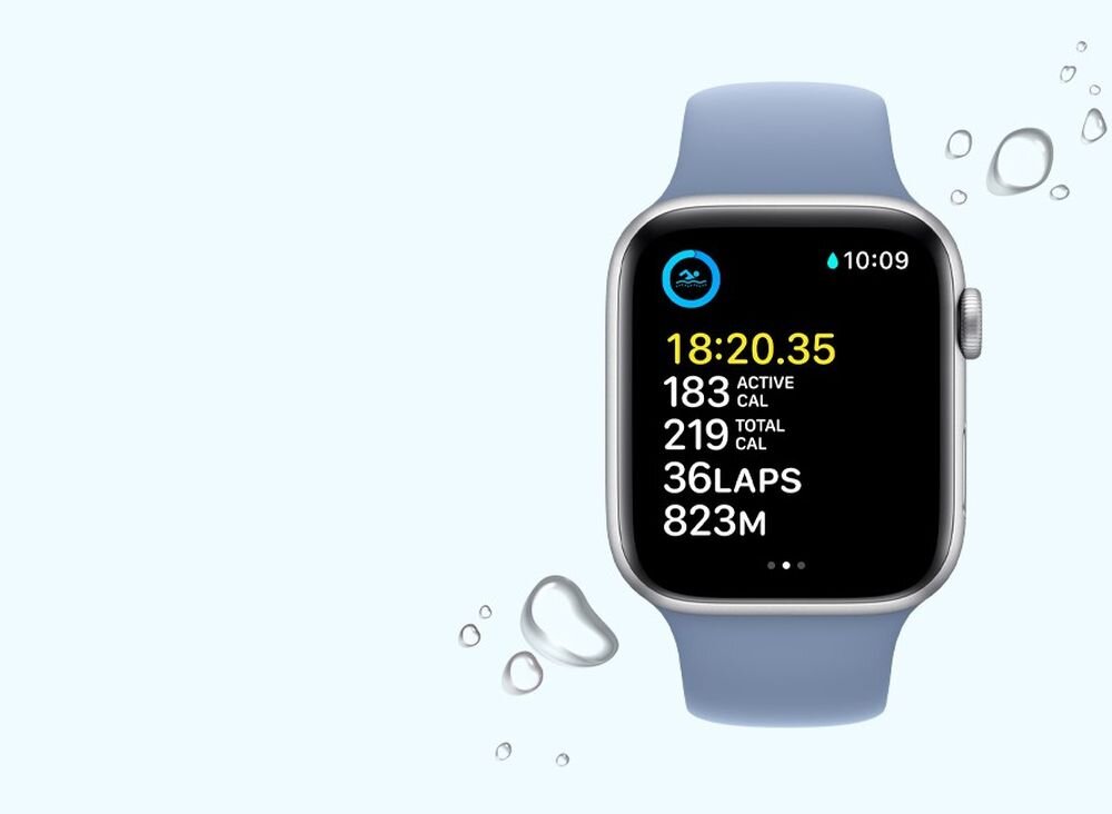 Zegarek z niebieskim paskiem wyświetla czas 18:20.35 oraz dane: 183 ACTIVE CAL, 219 TOTAL CAL, 36 LAPS, 823M. Na ekranie widoczna jest ikona pływania i godzina 10:09, wokół zegarka są krople wody.