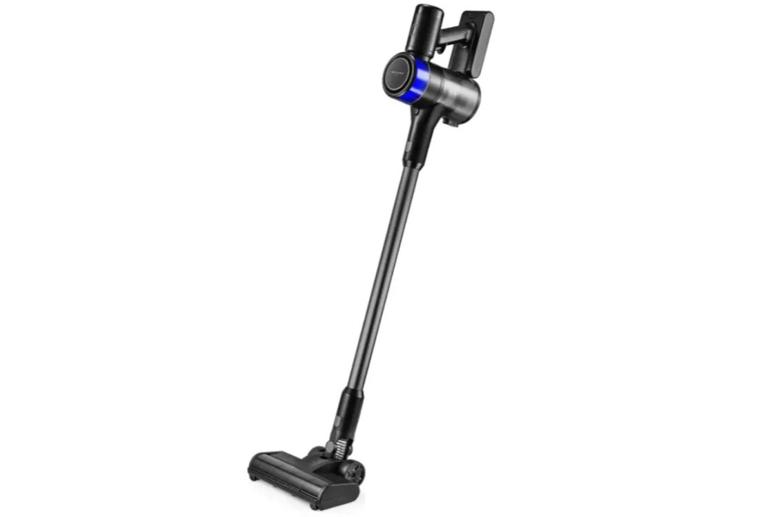 Na obrazie widoczny jest odkurzacz pionowy w kolorze czarnym z niebieskim akcentem na obudowie. Odkurzacz ma długą rurę i szeroką szczotkę na końcu.