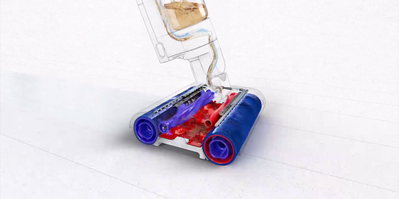 Obraz przedstawia elektryczny mop z dwoma niebieskimi wałkami i przezroczystym zbiornikiem na wodę. W tle widoczna jest biała powierzchnia podłogi.