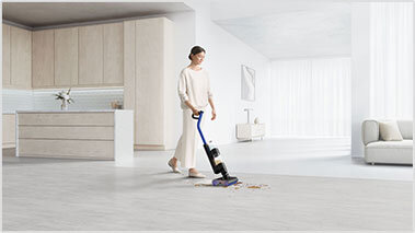 Osoba używa elektrycznego mopa na jasnej podłodze w nowoczesnym wnętrzu. Mop jest bezprzewodowy i ma niebieski uchwyt.