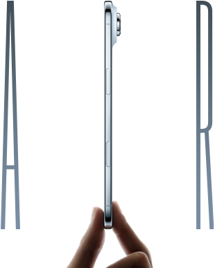 Osoba trzyma smartfon w pozycji pionowej, ukazując jego cienki profil. W tle widoczny jest gradientowy kolor od ciemnego do jasnego.