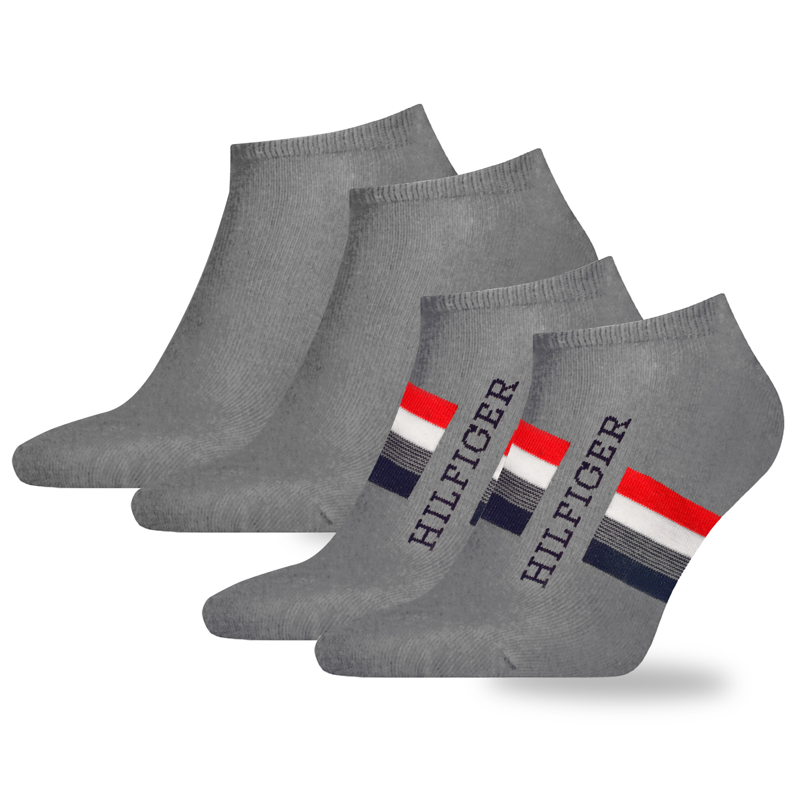 Na obrazie widoczne są cztery pary szarych skarpetek stopki. Dwie z nich mają napis \'HILFIGER\' oraz kolorowe paski w odcieniach czerwieni, bieli i granatu.