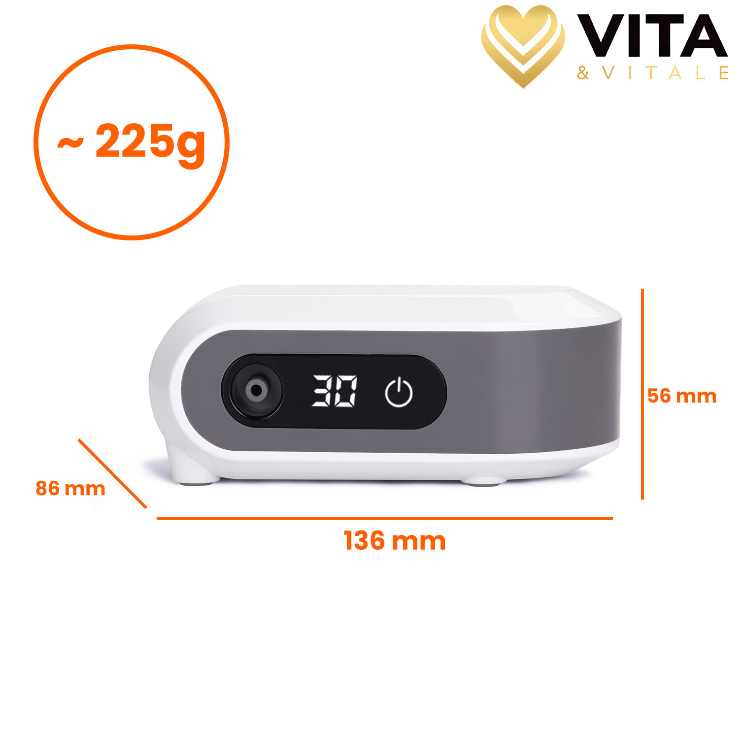 Obraz przedstawia inhalator z wyświetlaczem pokazującym liczbę \'30\' oraz przyciskiem zasilania. Wymiary urządzenia to 136 mm x 86 mm x 56 mm, a jego waga wynosi około 225 g. Logo \'VITA & VITALE\' znajduje się w prawym górnym rogu.