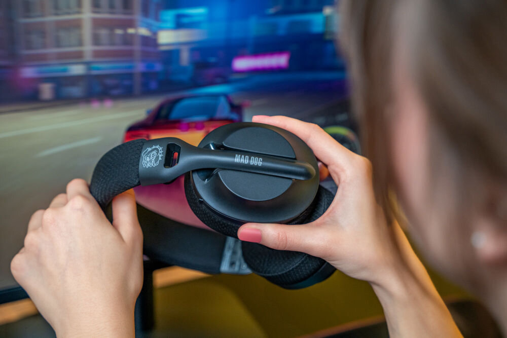 Słuchawki MAD DOG GH750K zbliżenie na słuchawki widoczne logo na pałąku i nauczniku