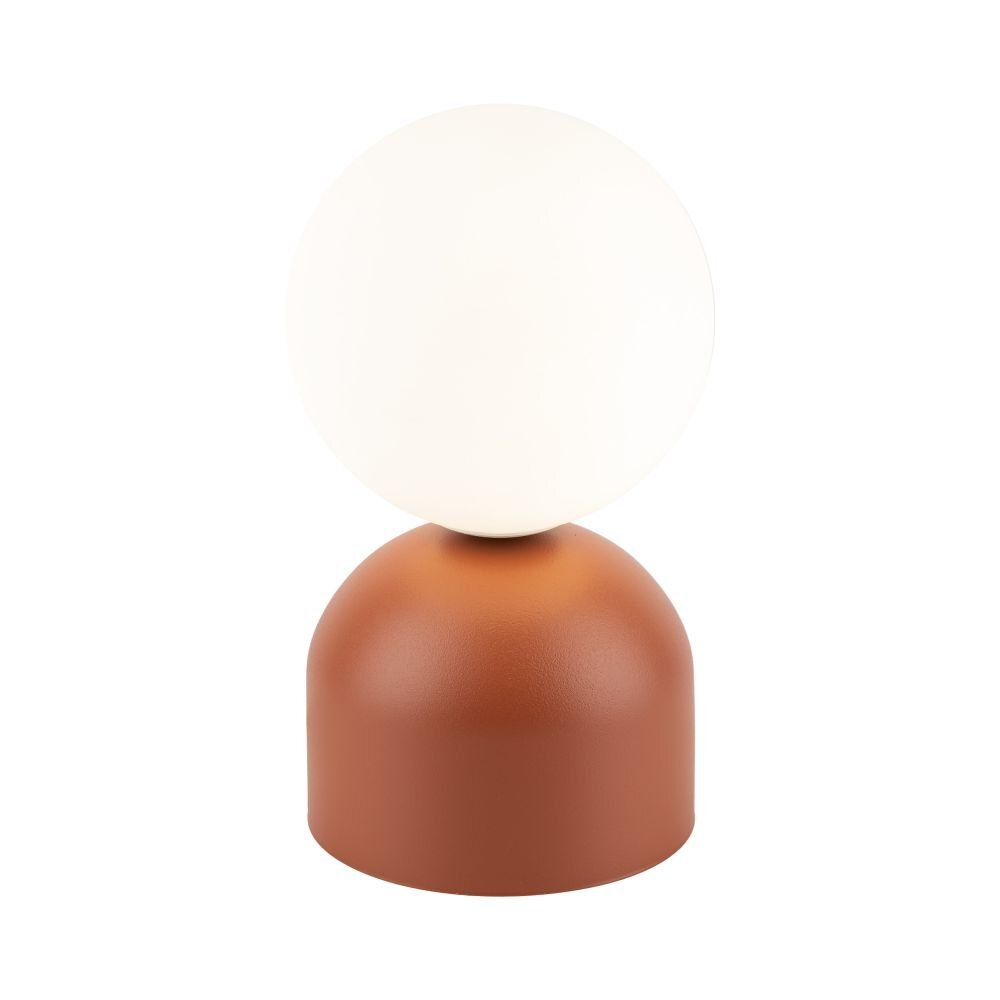 Lampa stołowa z białym, kulistym kloszem na ceglasto-brązowej podstawie. Produkt przeznaczony na żarówkę typu G9.