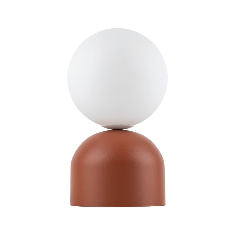 Lampa stołowa z białym, kulistym kloszem na ceglasto-brązowej podstawie w kształcie półkuli. Produkt przeznaczony na żarówkę typu G9.