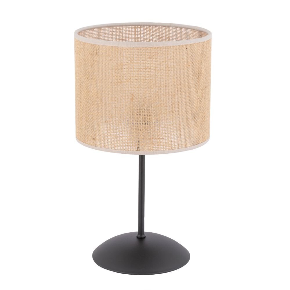Lampka stołowa z cylindrycznym abażurem z juty w kolorze beżowym, osadzona na czarnej, metalowej podstawie. Produkt ma prosty i elegancki design.