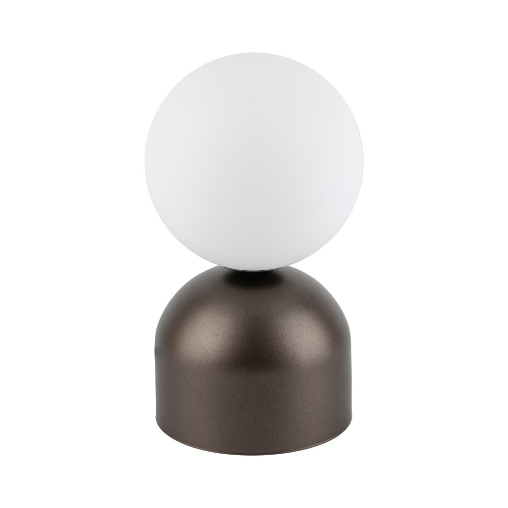 Lampka nocna z białym, kulistym kloszem na brązowej, półkulistej podstawie. Produkt ma prosty, nowoczesny design.