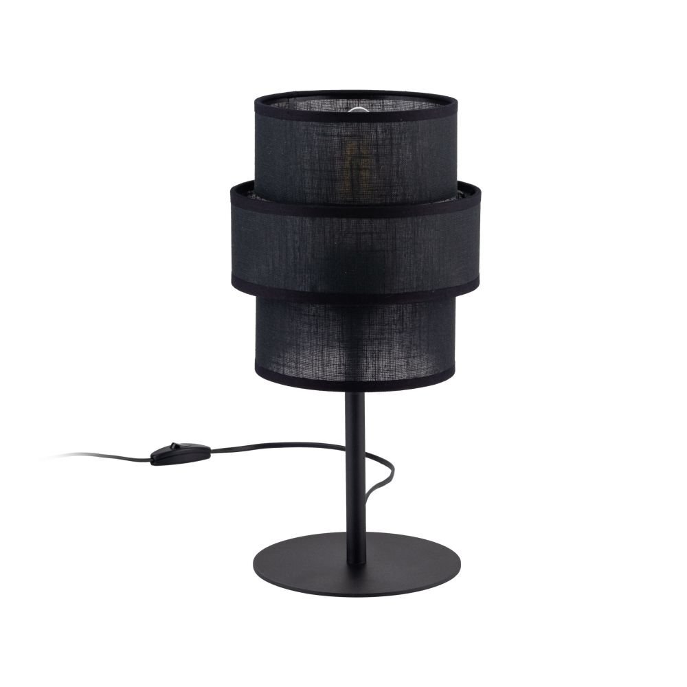 Czarna lampa stołowa z cylindrycznym abażurem, umieszczona na prostym metalowym stojaku z okrągłą podstawą. Lampa posiada przewód z włącznikiem.