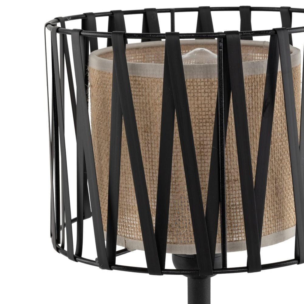 Lampka nocna stołowa z czarnym metalowym stelażem o geometrycznym wzorze, otaczającym abażur z juty. Abażur ma naturalny, brązowy kolor.