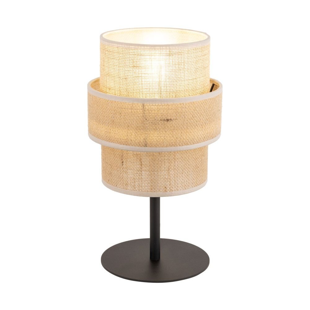 Lampa stołowa z czarną podstawą i abażurem z juty, o cylindrycznym kształcie. Światło przenika przez materiał, tworząc ciepły efekt świetlny.
