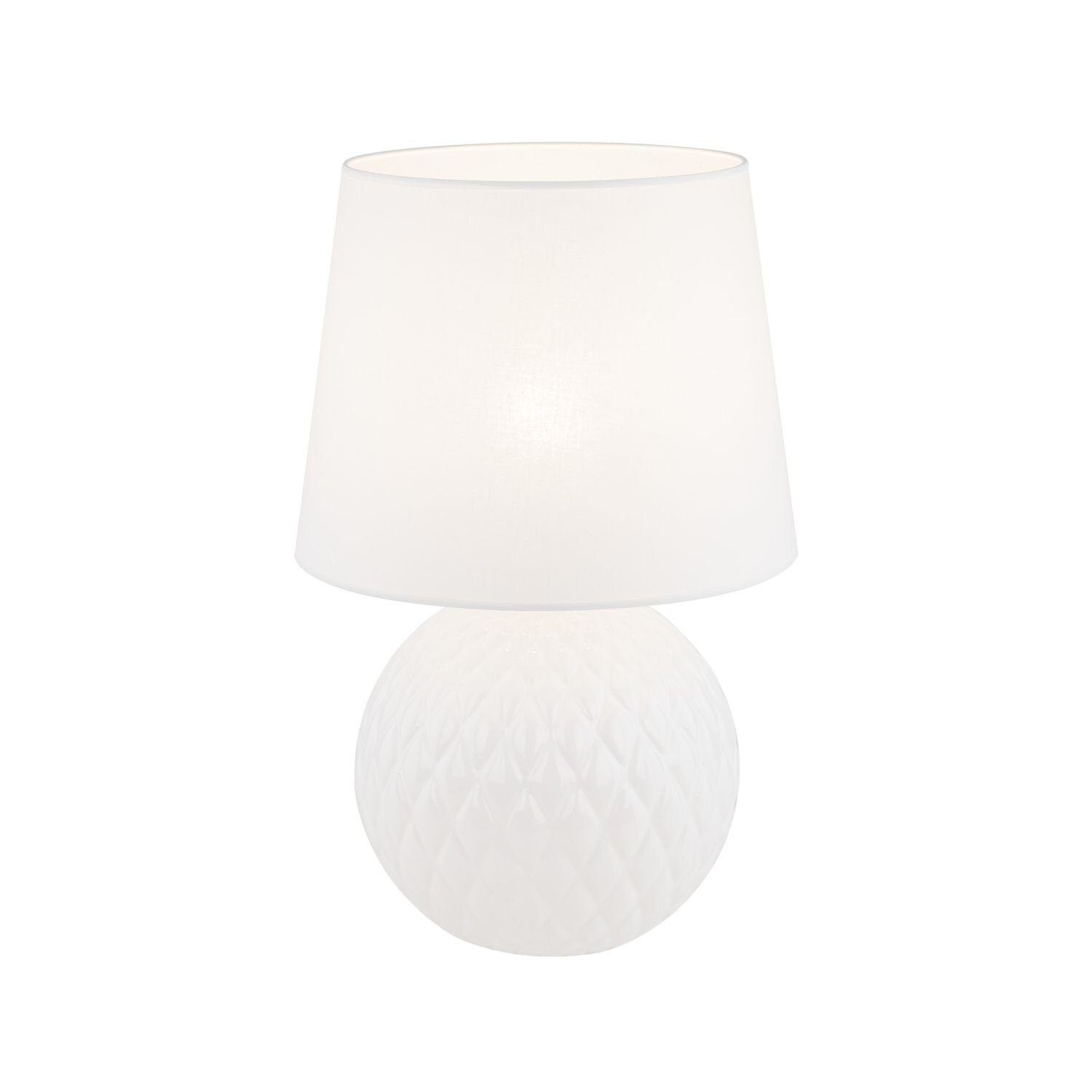 Biała lampa stołowa z tkaninowym abażurem i kulistą podstawą o fakturze przypominającej diamentowy wzór. Lampa ma elegancki, minimalistyczny design.