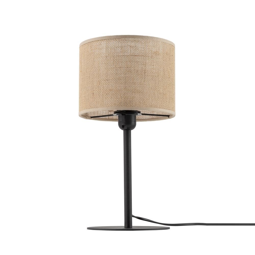 Lampa stołowa z beżowym abażurem z juty i czarną podstawą. Posiada prosty, klasyczny design z widocznym przewodem zasilającym.