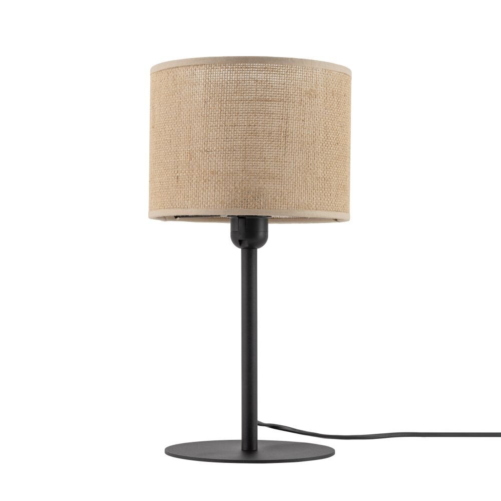 Lampa stołowa z beżowym abażurem z juty i czarną podstawą. Widoczny jest czarny przewód zasilający.