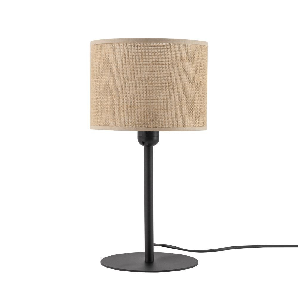 Lampa stołowa z beżowym abażurem z juty i czarną podstawą. Posiada przewód zasilający widoczny na zdjęciu.