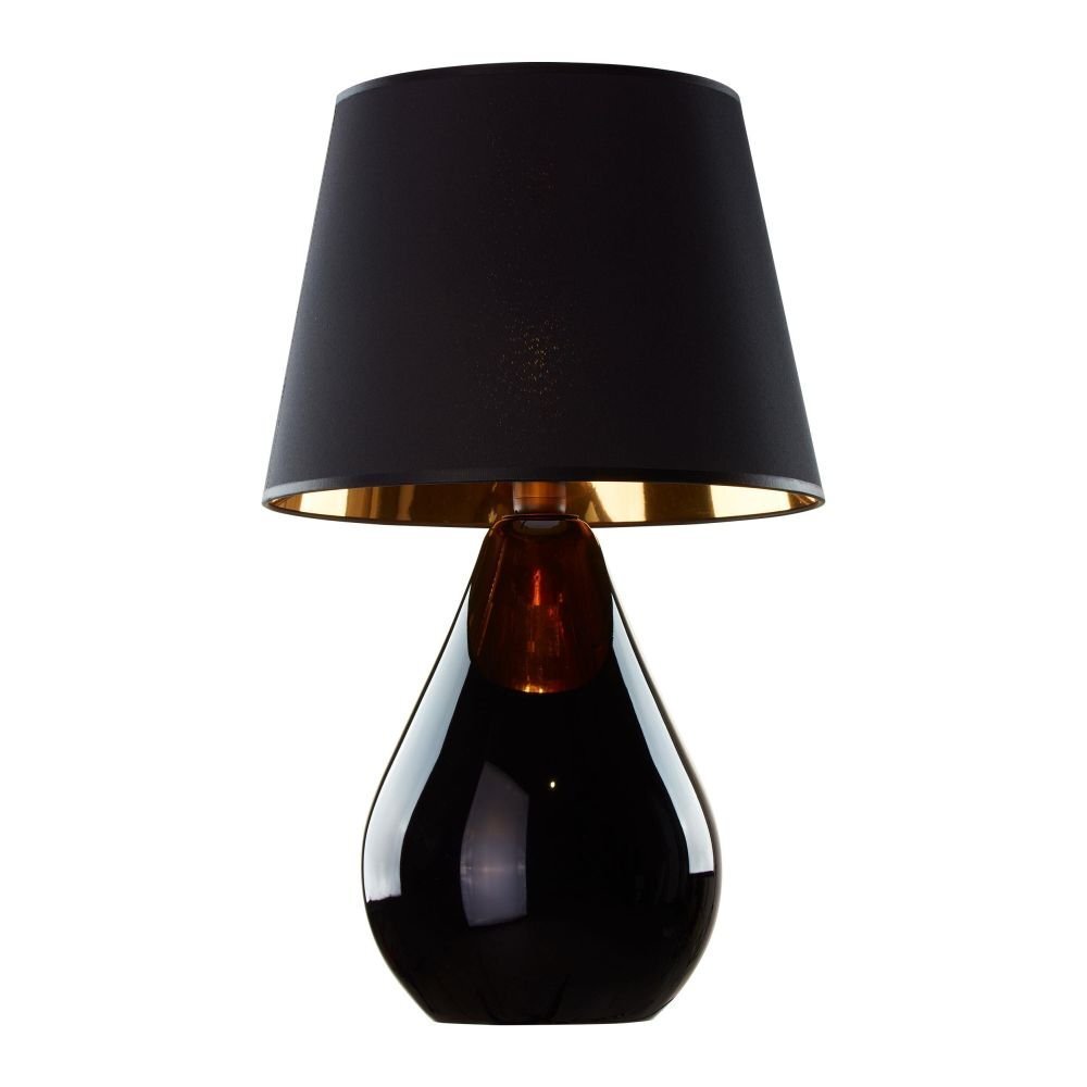 Czarna lampa stołowa z abażurem w kształcie stożka, wewnątrz złotym. Podstawa lampy ma kształt kropli i jest wykonana z ciemnego, błyszczącego materiału.