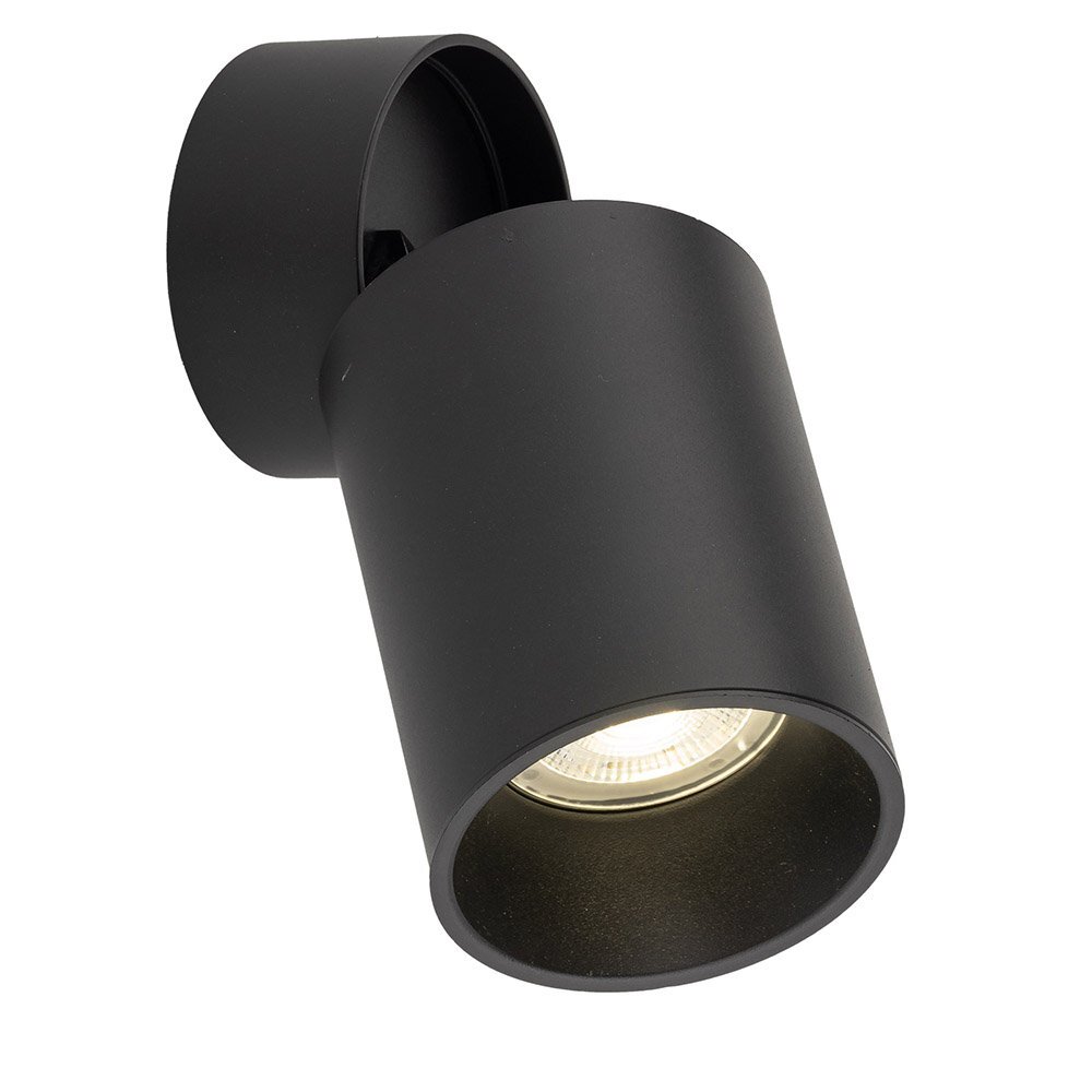 Czarny reflektor sufitowy o cylindrycznym kształcie z widocznym źródłem światła wewnątrz. Reflektor jest regulowany i ma nowoczesny design.