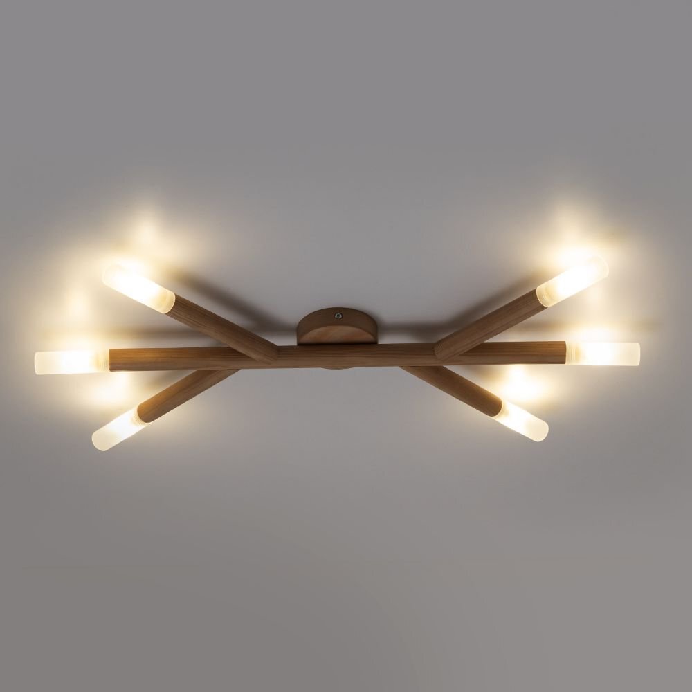 Lampa ścienno-sufitowa z sześcioma źródłami światła, wykonana z metalu i drewna sosnowego. Światła są rozmieszczone symetrycznie, emitując ciepłe, rozproszone światło.
