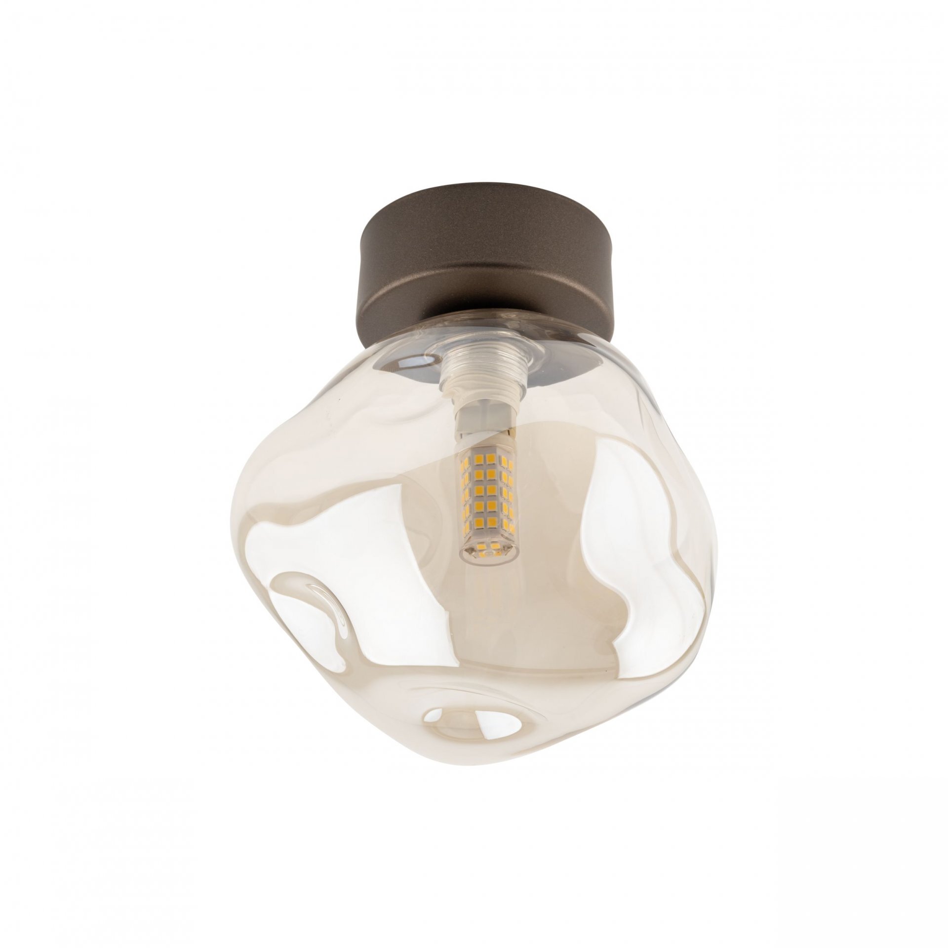 Lampa sufitowa z bursztynowym, szklanym kloszem o nieregularnym kształcie. Widoczna żarówka LED wewnątrz klosza.