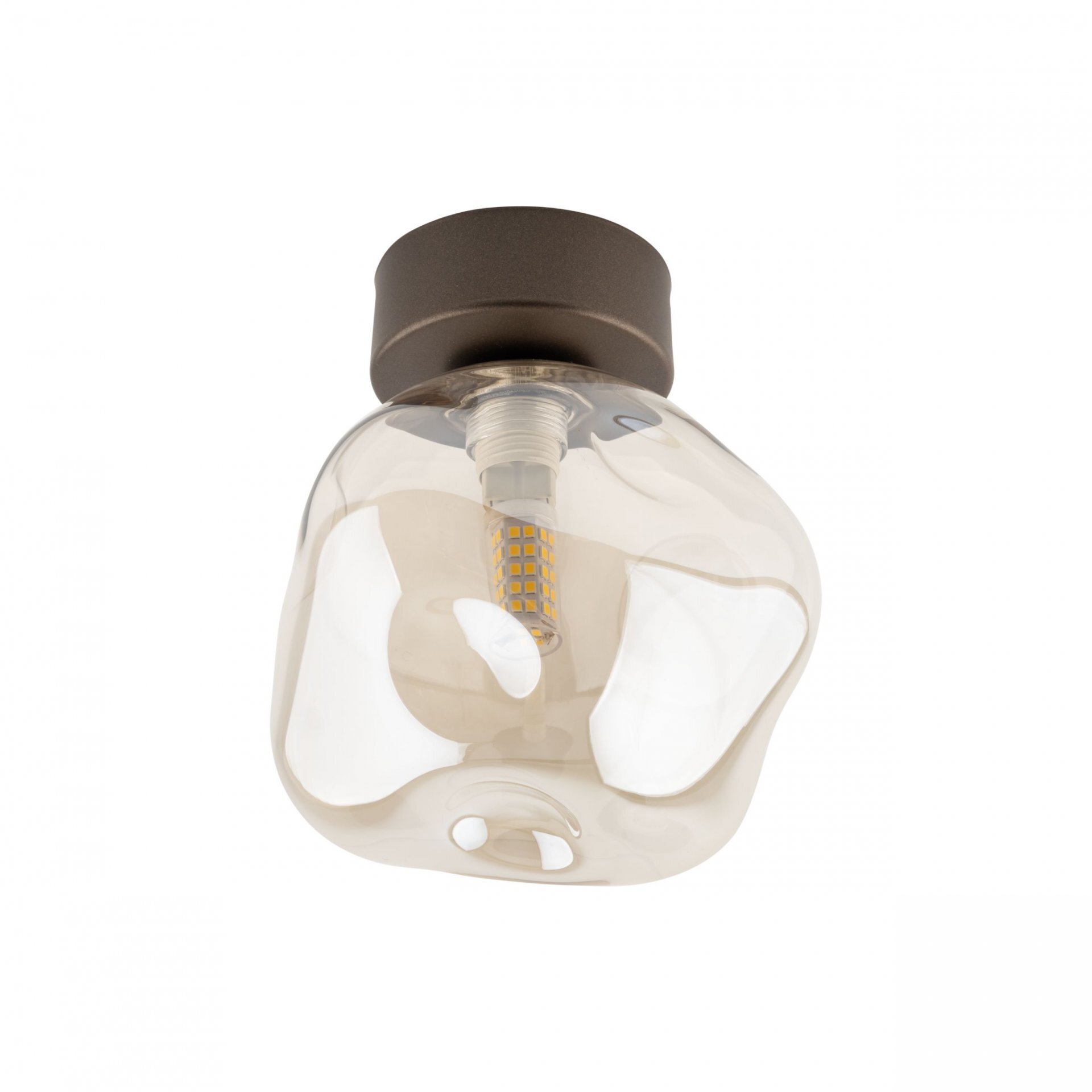 Lampa sufitowa z bursztynowym szklanym kloszem i widoczną żarówką LED wewnątrz. Podstawa lampy jest w ciemnym kolorze.