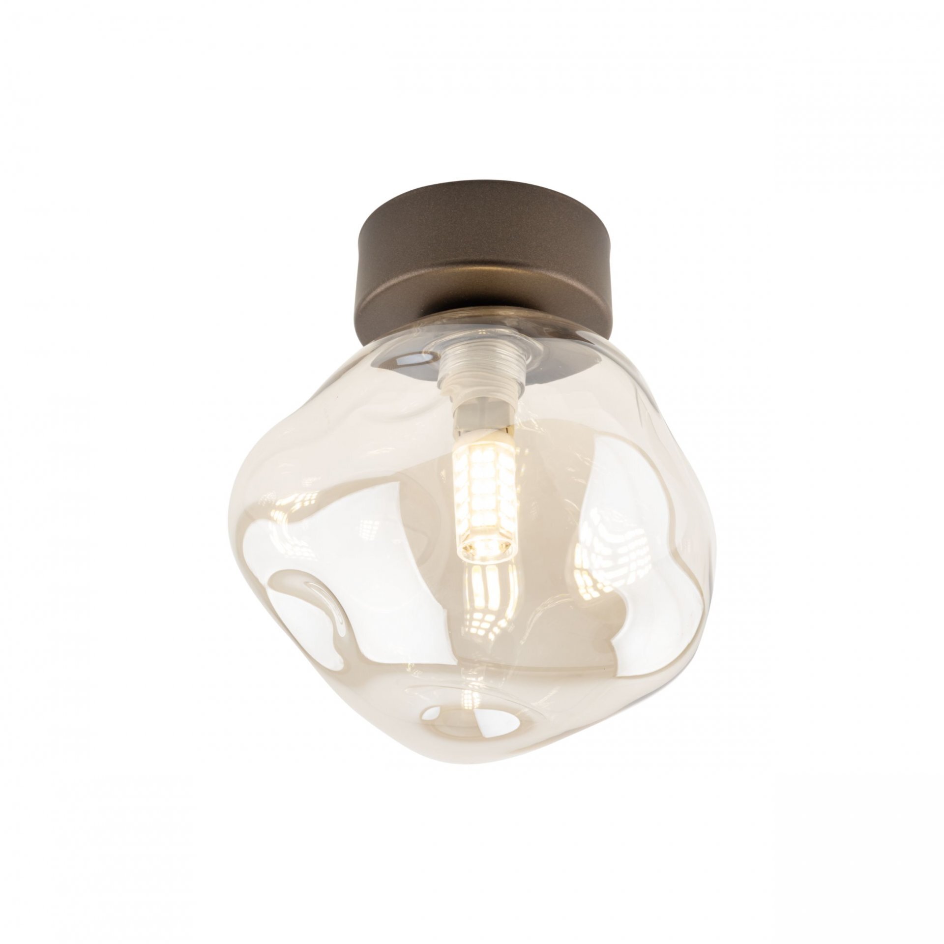 Lampa sufitowa z bursztynowym szklanym kloszem i widoczną żarówką wewnątrz. Podstawa lampy jest w ciemnym kolorze.