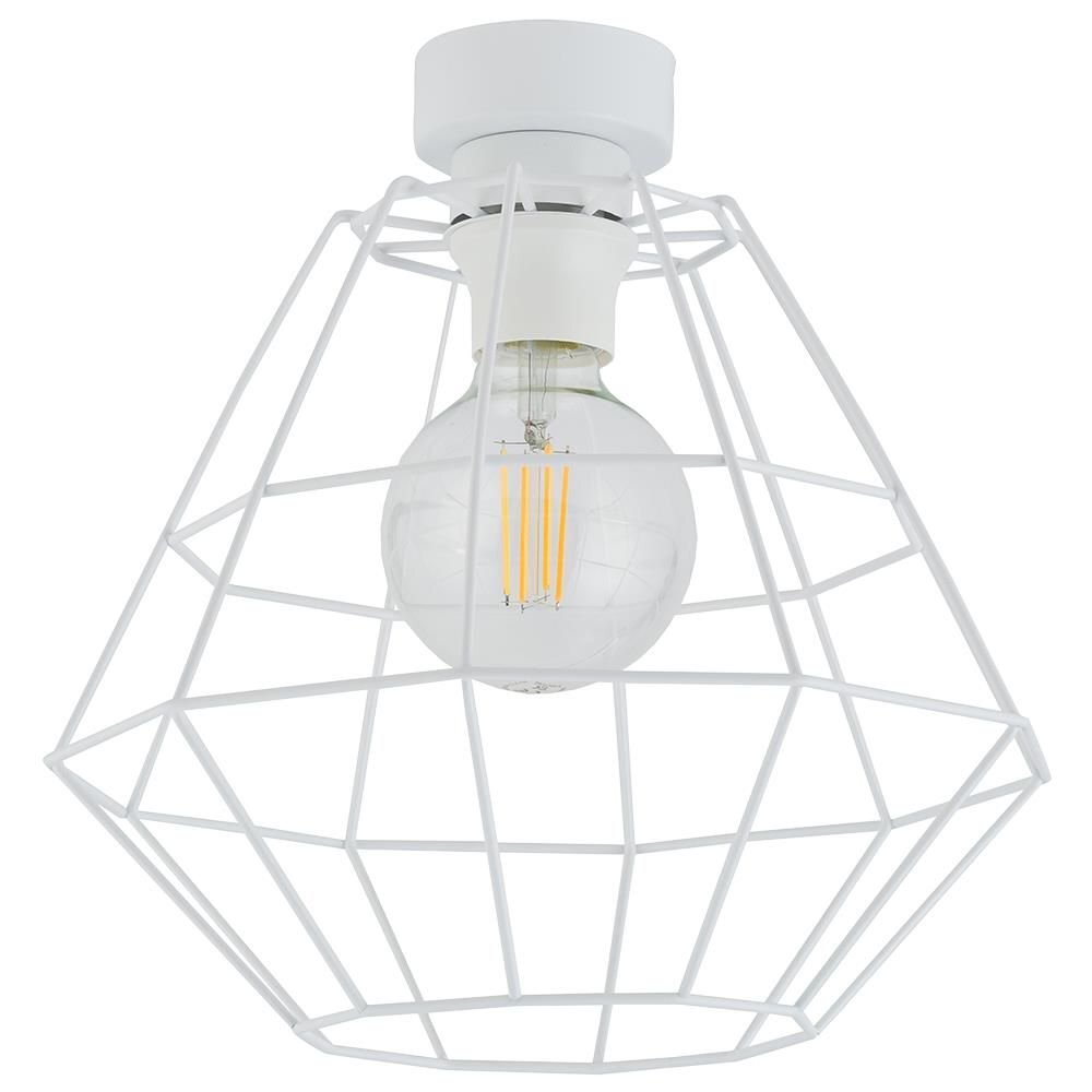 Biała lampa sufitowa o industrialnym designie z metalowym kloszem w kształcie diamentu. Wewnątrz znajduje się żarówka LED z widocznymi filamentami.