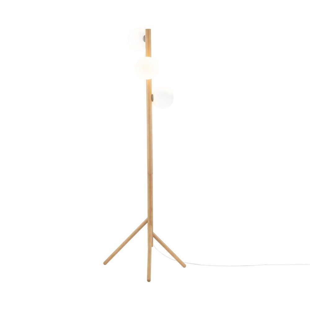 Lampa podłogowa wykonana z drewna sosnowego z trzema kulistymi kloszami w kolorze białym. Lampa stoi na trójnogu, a z tyłu widoczny jest biały przewód zasilający.