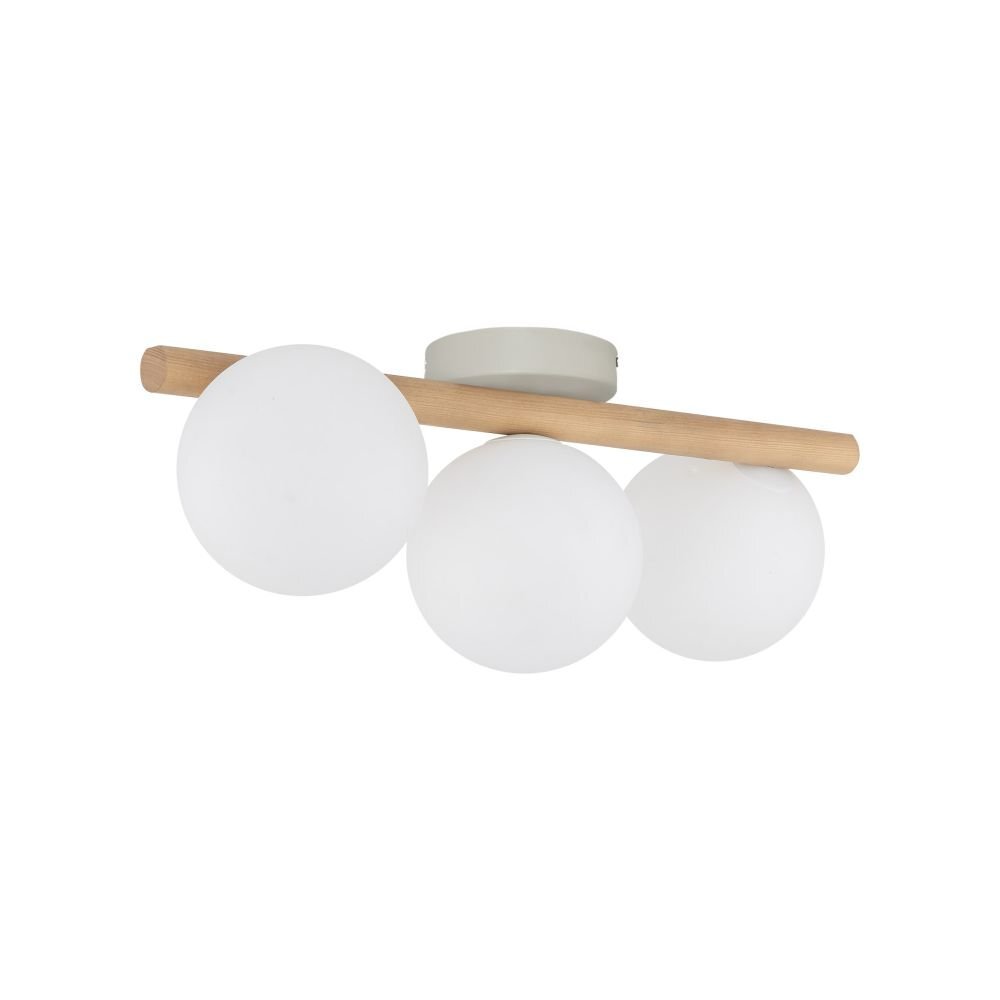Lampa sufitowa z trzema białymi, kulistymi kloszami zamocowanymi na drewnianej belce. Konstrukcja jest minimalistyczna i nowoczesna.