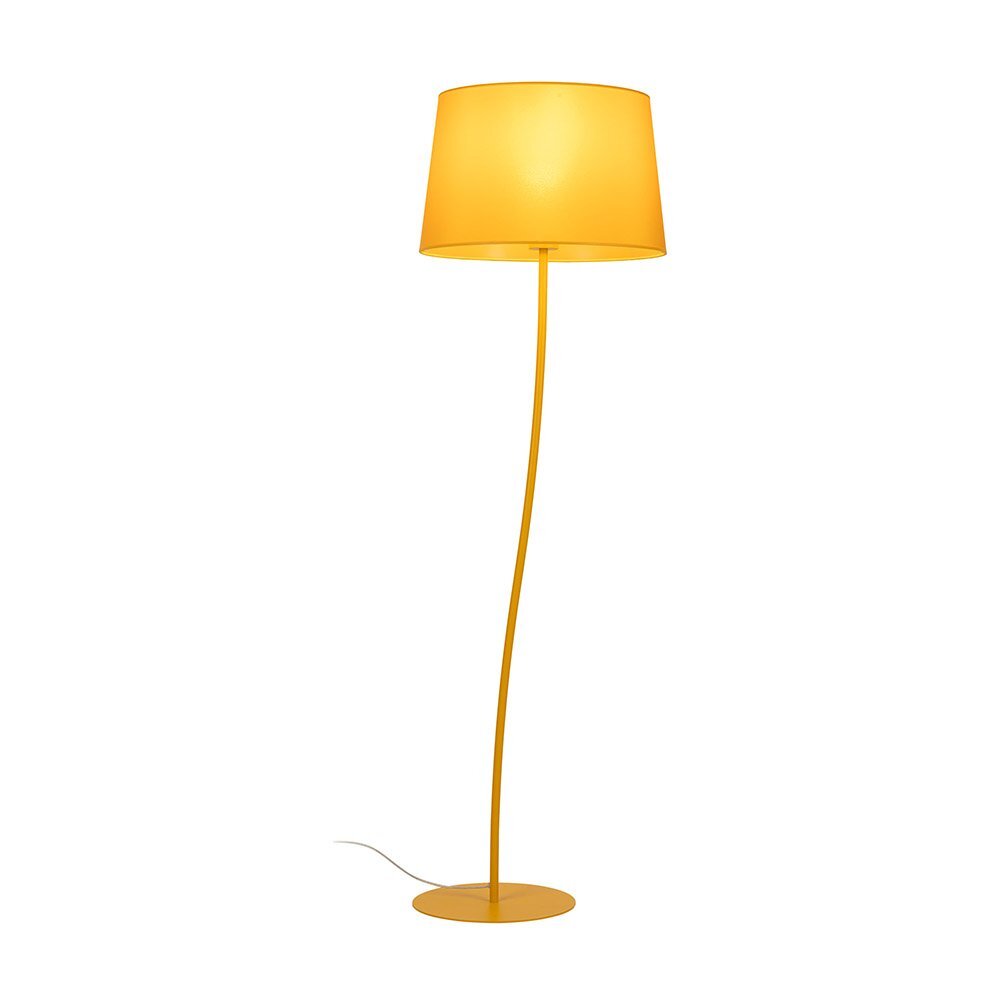 Żółta lampa podłogowa z metalową podstawą i abażurem. Lampa posiada prosty, smukły kształt z widocznym przewodem zasilającym.