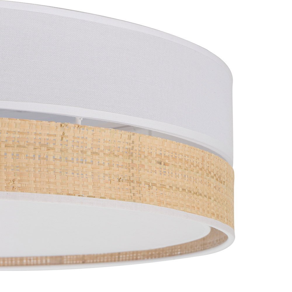 Lampa sufitowa z białym abażurem i elementem z rattanu lub rafii. Styl boho, naturalny wygląd.