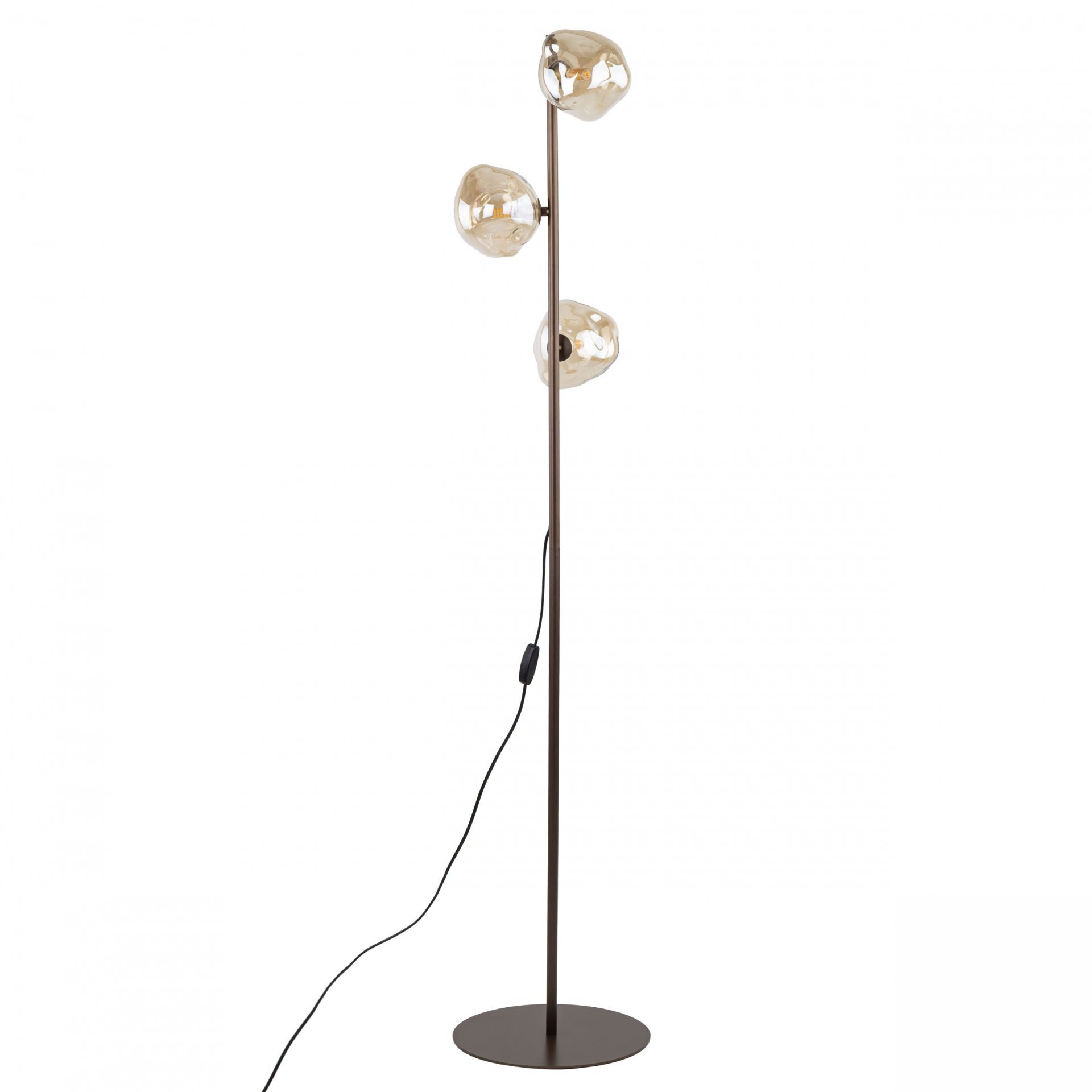 Nowoczesna lampa podłogowa z trzema bursztynowo-brązowymi kloszami na smukłym, brązowym stojaku. Lampa posiada okrągłą podstawę i przewód z włącznikiem.