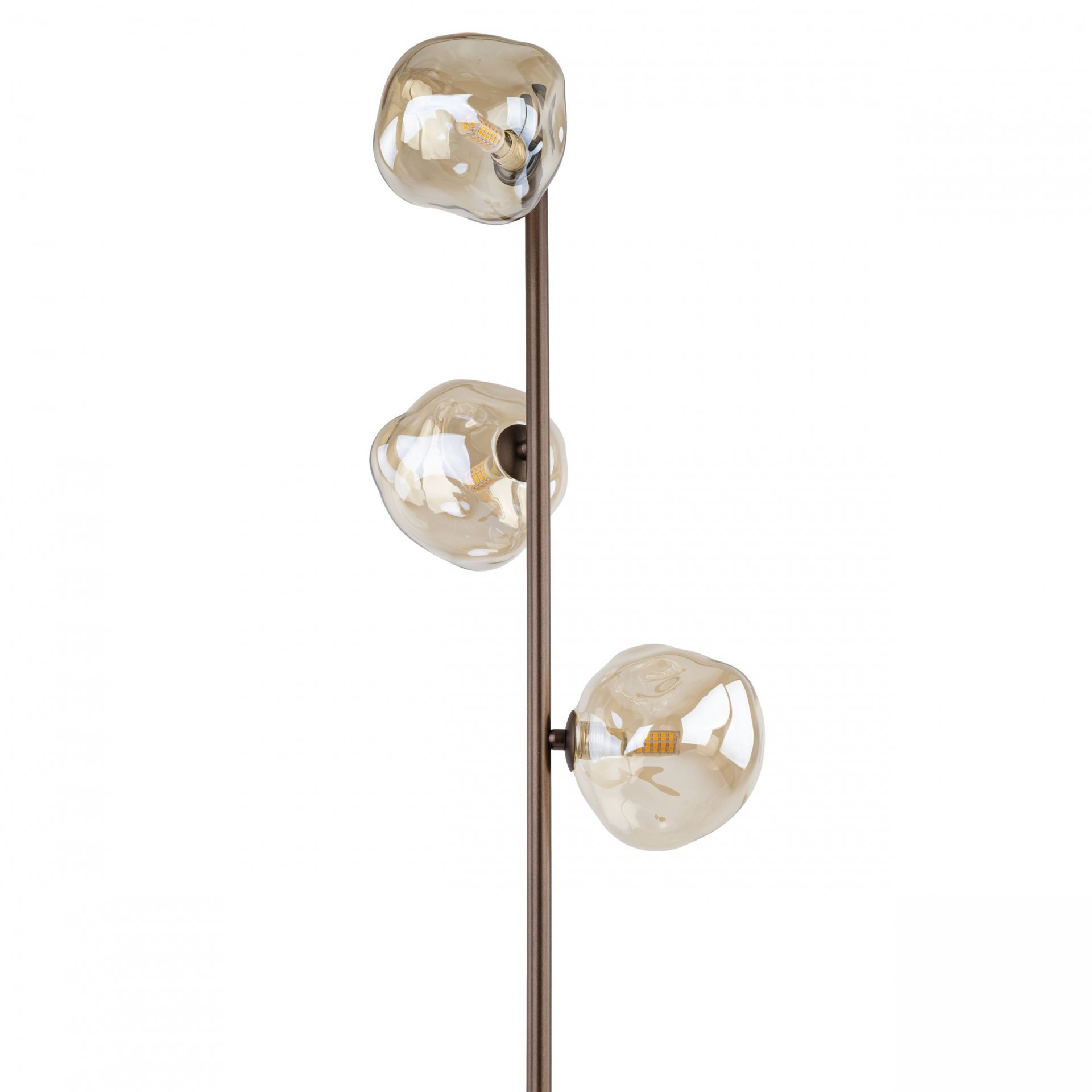 Lampa podłogowa z trzema bursztynowo-brązowymi kloszami na metalowym stelażu. Klosze mają nieregularny, kulisty kształt.
