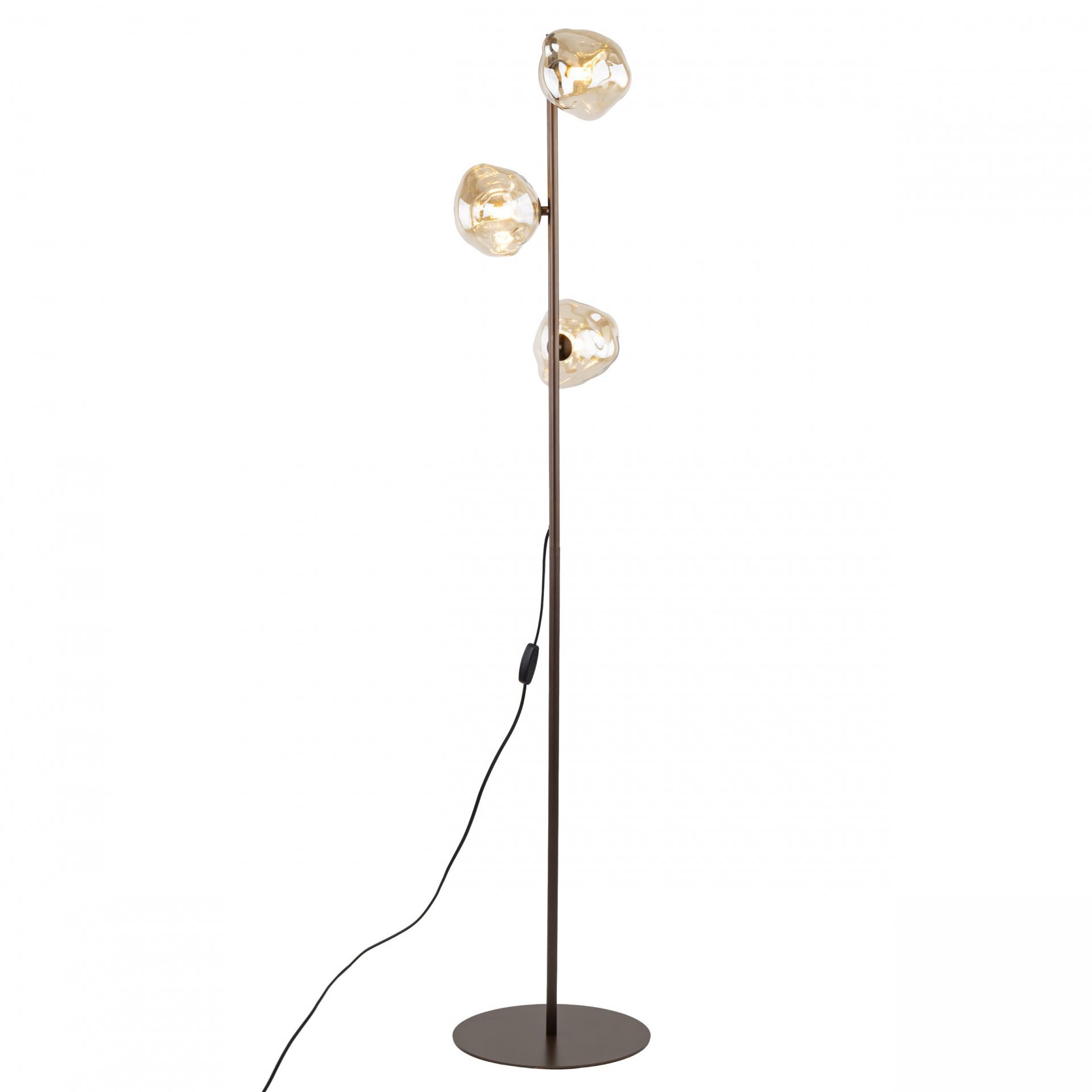 Lampa podłogowa z trzema bursztynowo-brązowymi kloszami na smukłym, brązowym stojaku. Posiada okrągłą podstawę i przewód z włącznikiem.