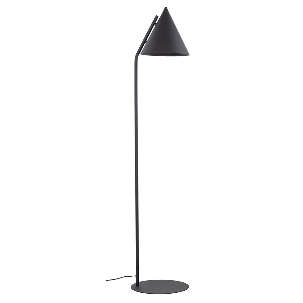 Czarna, metalowa lampa podłogowa o stożkowym kloszu i prostym trzonie, zakończona okrągłą podstawą. Przewód zasilający widoczny przy podstawie.
