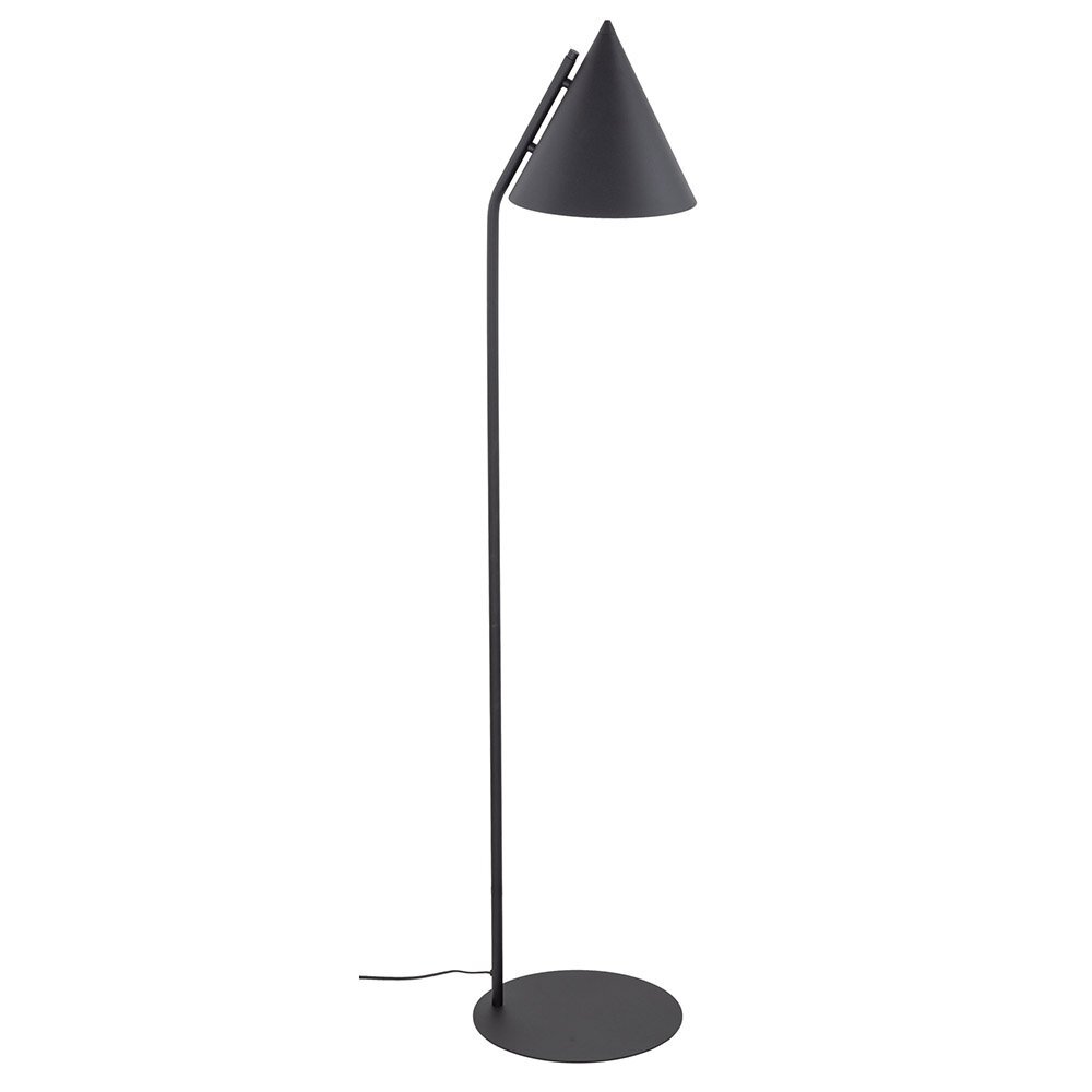 Czarna, metalowa lampa podłogowa o stożkowym kloszu i prostym trzonie, zakończona okrągłą podstawą. Lampa posiada przewód zasilający widoczny przy podstawie.