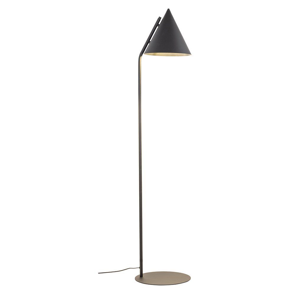 Czarna metalowa lampa podłogowa z kloszem w kształcie stożka i okrągłą podstawą. Lampa posiada przewód zasilający widoczny przy podstawie.