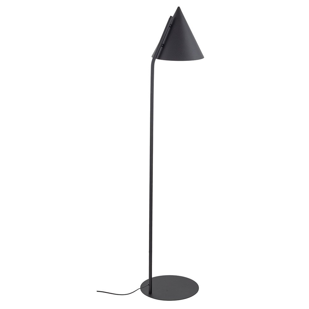 Czarna metalowa lampa podłogowa o stożkowym kloszu i smukłej konstrukcji. Posiada okrągłą podstawę i przewód zasilający.