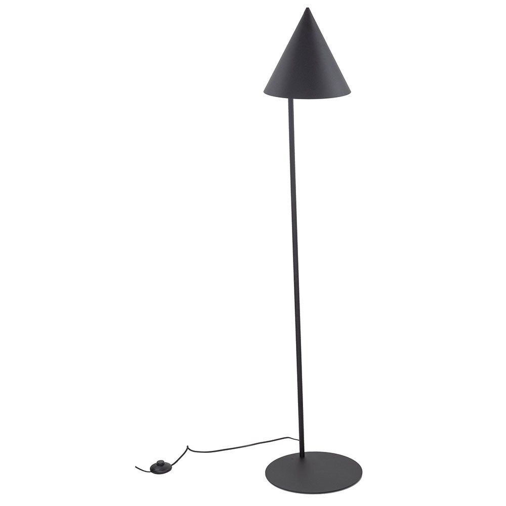 Czarna metalowa lampa podłogowa o stożkowym kloszu i okrągłej podstawie. Posiada przewód z włącznikiem nożnym.