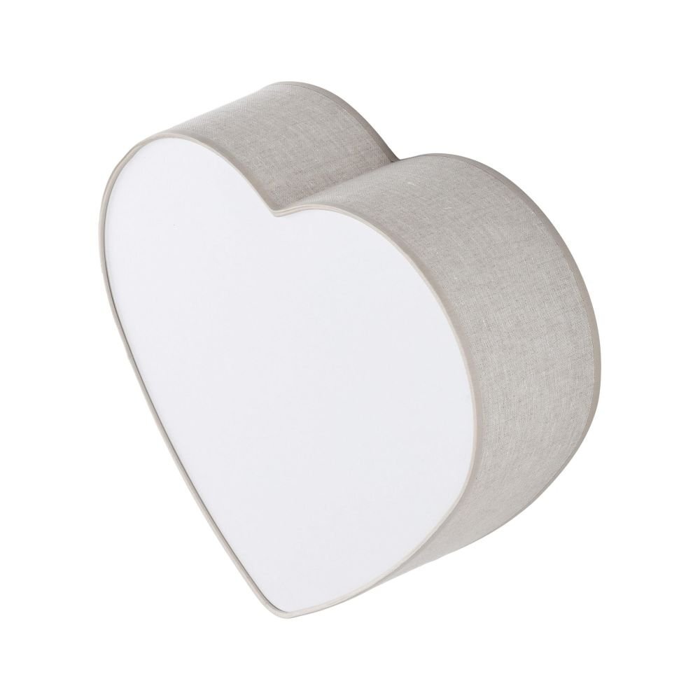 Lampa sufitowa w kształcie serca z białym frontem i beżowym, lnianym bokiem. Produkt przeznaczony do pokoju dziecięcego.