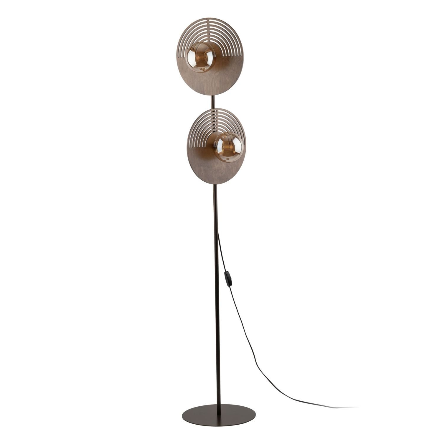Lampa podłogowa z dwoma okrągłymi kloszami w kolorze dębu brązowego, zamontowana na smukłym, ciemnym stojaku z okrągłą podstawą. Klosze mają dekoracyjne, koncentryczne wycięcia i są wyposażone w żarówki typu G9.