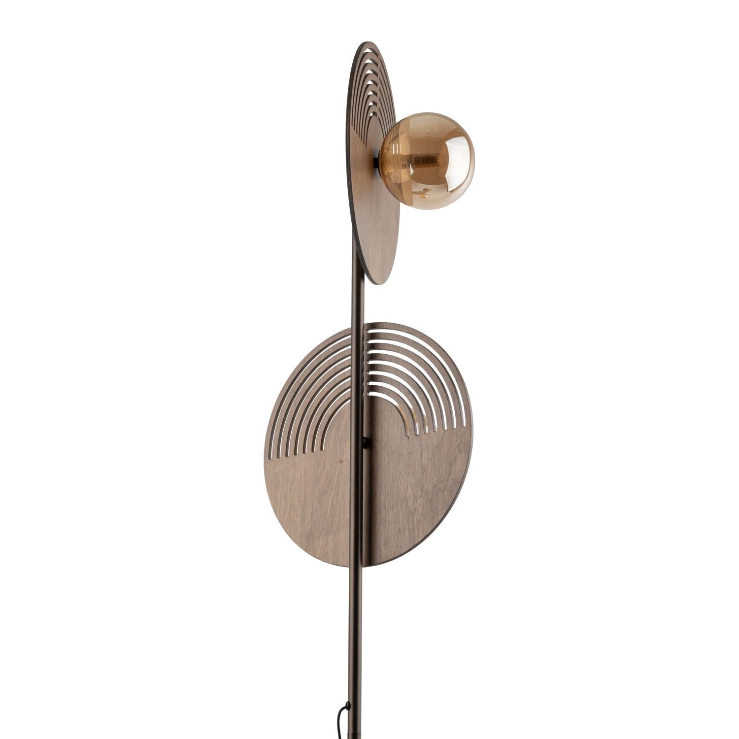 Lampa podłogowa z drewnianymi elementami w kolorze dębu brązowego i białą żarówką. Konstrukcja składa się z dwóch okrągłych paneli z wycięciami, zamontowanych na metalowym pręcie.