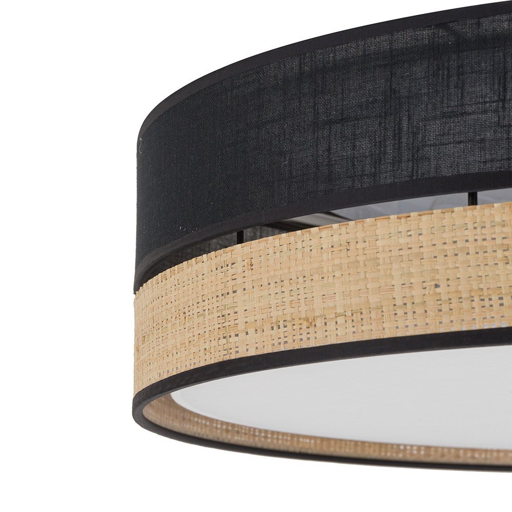 Lampa sufitowa z czarnym abażurem i elementem z rafii lub rattanu. Dolna część lampy jest biała, co sugeruje miejsce na żarówki.